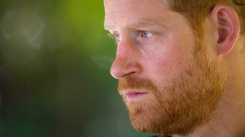 Le prince Harry détournant les yeux inquiet