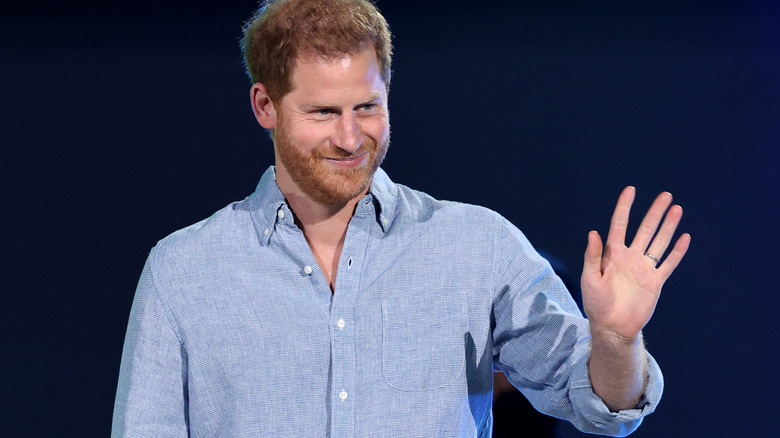 Le prince Harry fait signe de la main