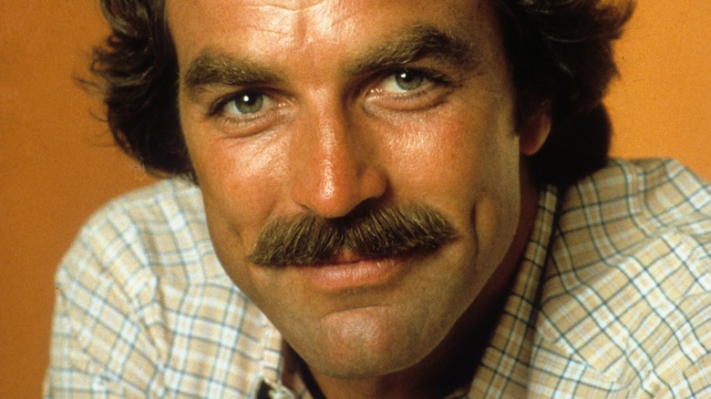 Tom Selleck souriant avec moustache