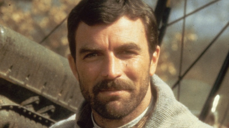 Tom Selleck souriant légèrement