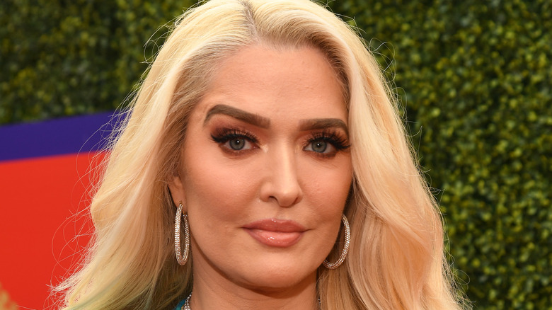 Erika Jayne avec plein visage de maquillage