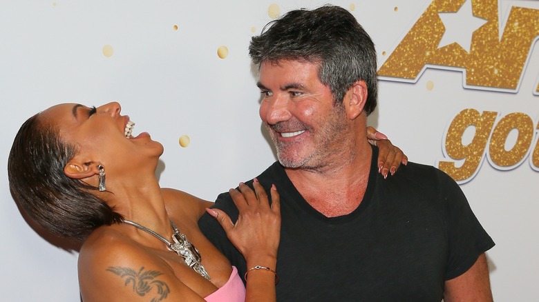 Simon Cowell et Mel B sourient 