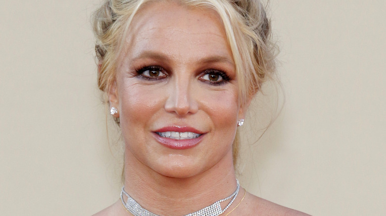 Britney Spears cheveux en l'air