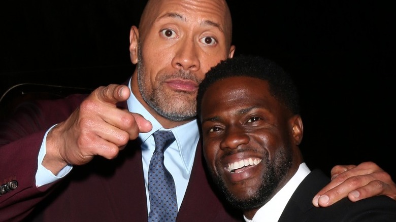 Kevin Hart et Dwayne "The Rock" Johnson posant