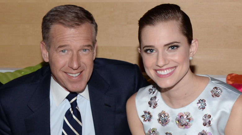 Brian Williams et sa fille Allison souriant lors d'un événement