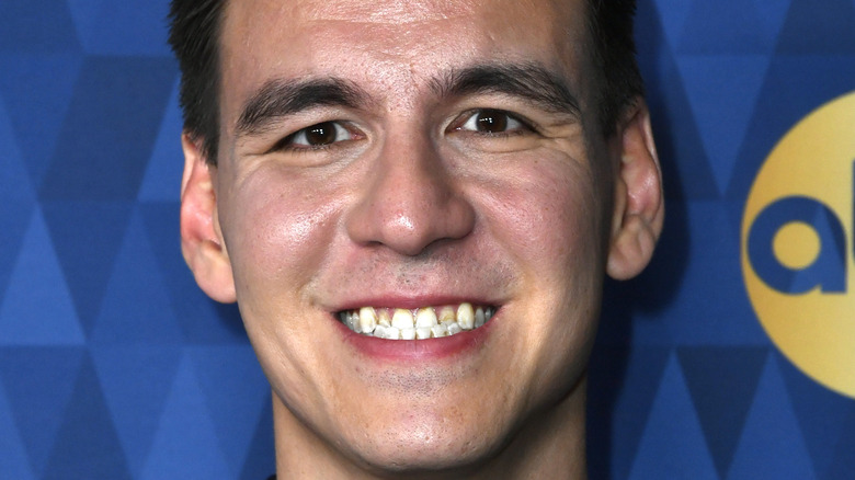 James Holzhauer sourit sur le tournage de Jeopardy