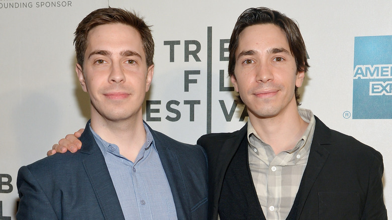 Christian Long et Justin Long sourient légèrement