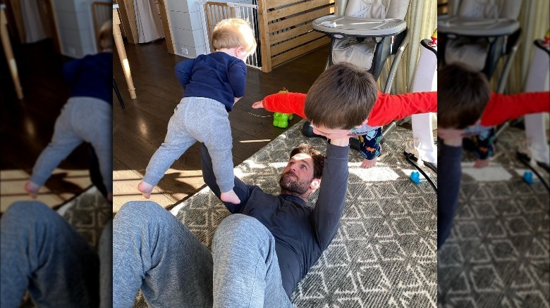 Mike Fisher à la maison avec ses enfants et ceux de Carrie Underwood