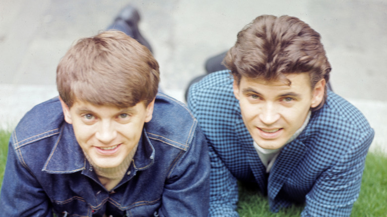 Les Everly Brothers, Phil (à gauche) et Don (à droite) à Londres, Angleterre, 1965