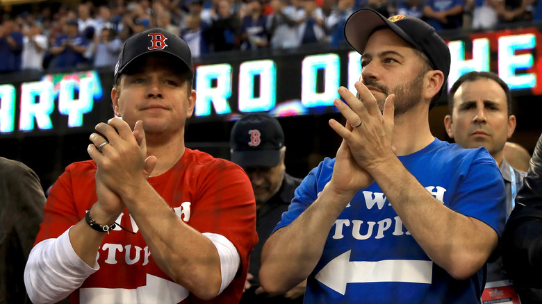 Matt Damon et Jimmy Kimmel applaudissent