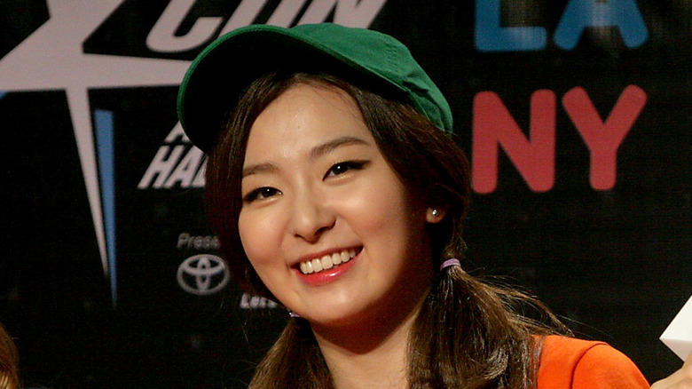 Seulgi de Red Velvet sourit largement