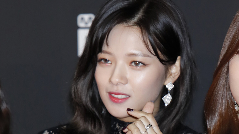 Jeongyeon de Twice sourit légèrement