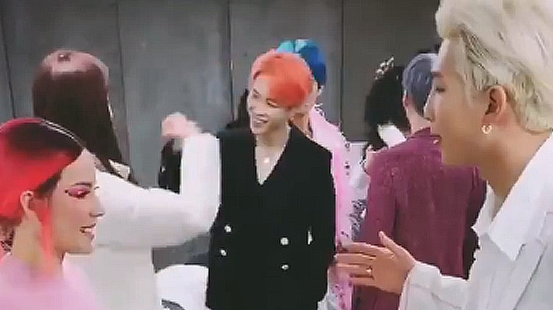 Jimin, Halsey et RM souriant largement