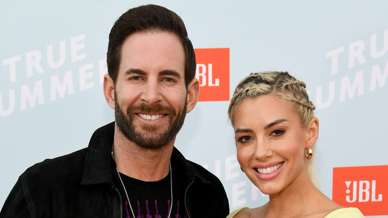 Tarek El Moussa et Heather Rae Young marchent sur le tapis rouge lors de l'événement JBL True Summer.