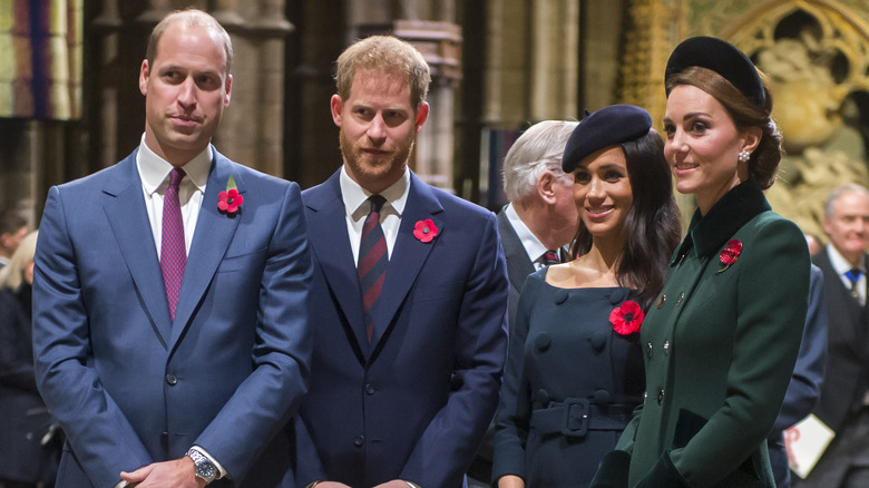 Le prince William, le prince Harry, Meghan Markle et Kate Middleton portant des coquelicots rouges