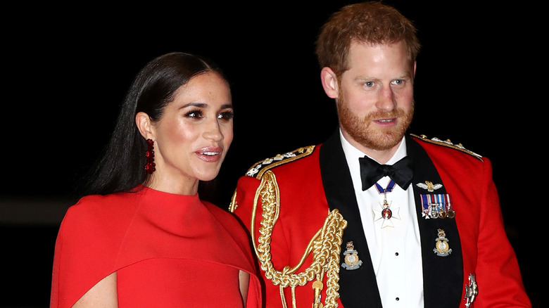 Meghan Markle et le prince Harry vêtus de rouge