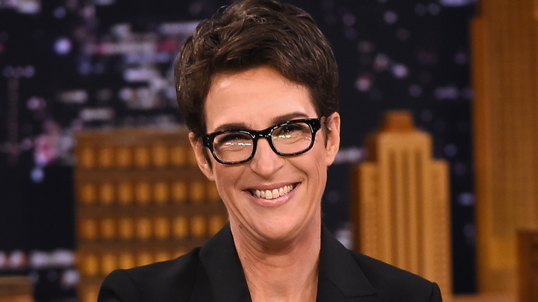 Rachel Maddow souriant