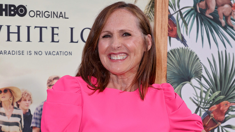 Molly Shannon assistant à la première à Los Angeles de la série limitée HBO "The White Lotus"