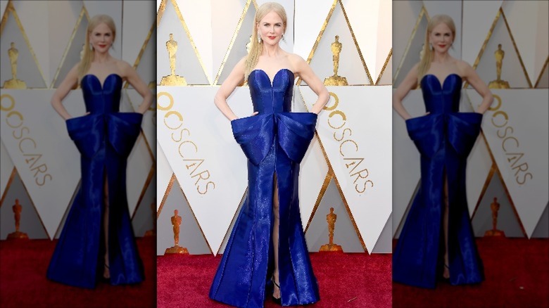 Nicole Kidman posant dans une robe bleue