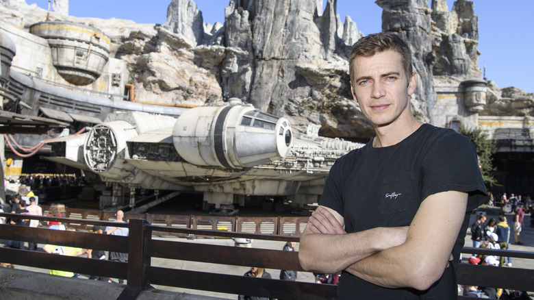Hayden Christensen à Star Wars Galaxy's Edge, posant