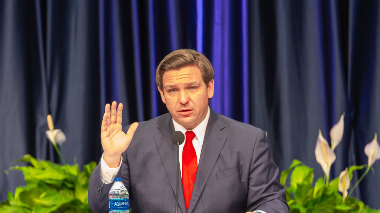 Le gouverneur de Floride Ron DeSantis parle de la pandémie de coronavirus 2020