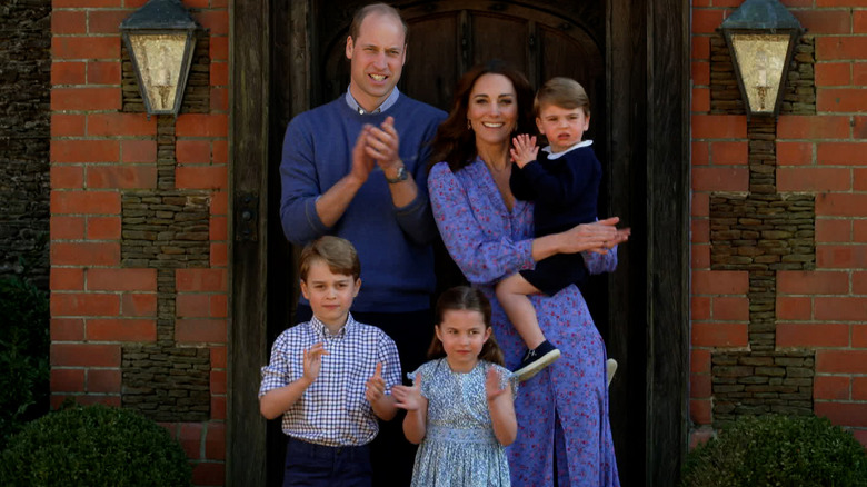 Le prince William, Kate Middleton, le prince George, la princesse Charlotte et le prince Louis applaudissent