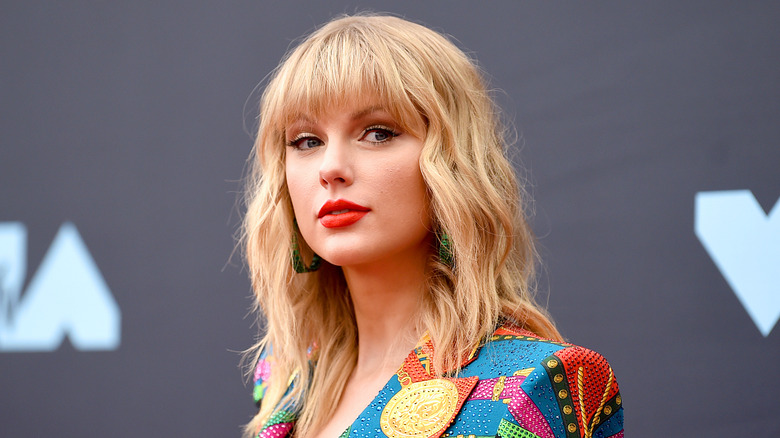 Taylor Swift sur un tapis rouge