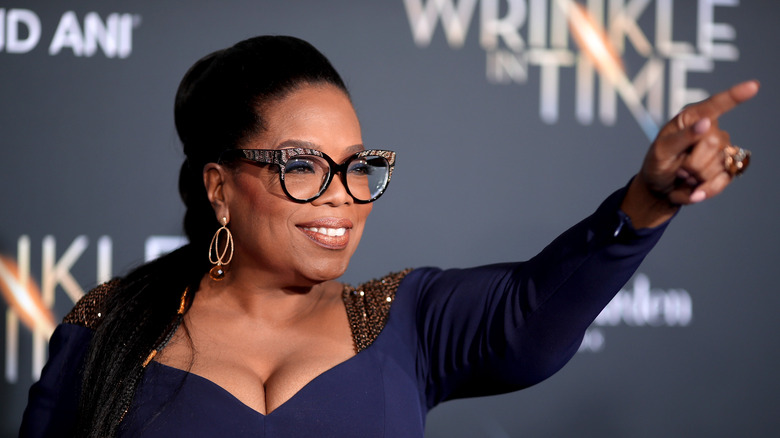 Oprah Winfrey pointant du doigt et souriant