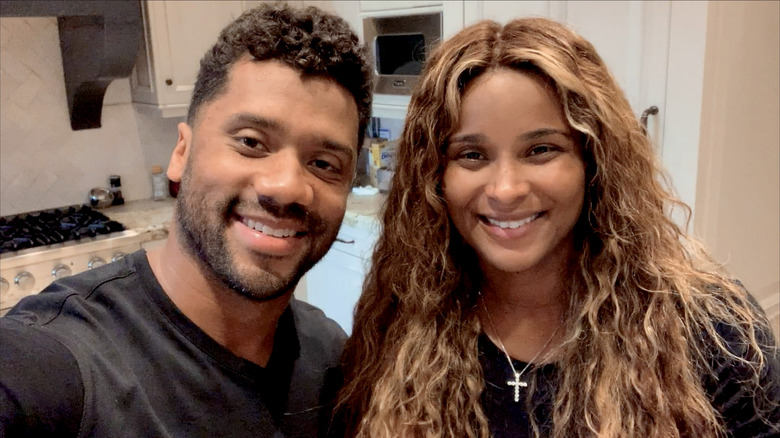Russell Wilson et Ciara souriant