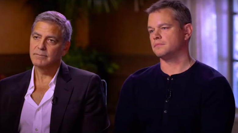 George Clooney et Matt Damon assis
