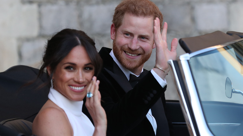 Meghan Markle et le prince Harry saluent