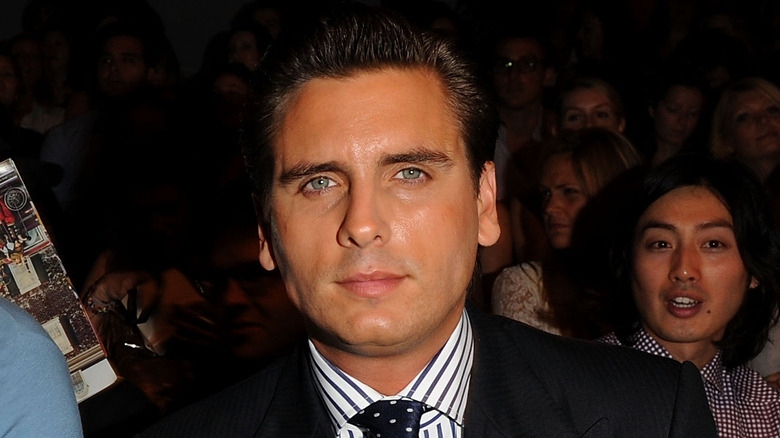 Scott Disick lors d'un défilé de mode, posant