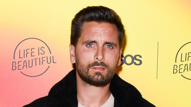 Scott Disick dans un manteau, regardant la caméra