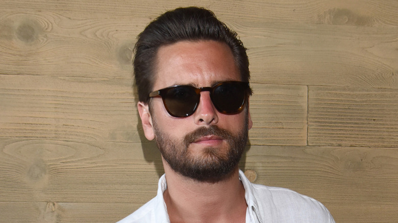 Scott Disick portant des lunettes de soleil