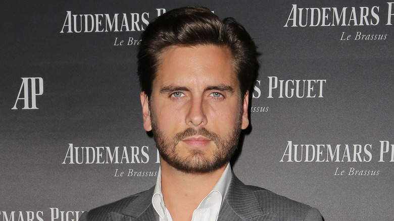 Scott Disick vêtu d'un costume gris