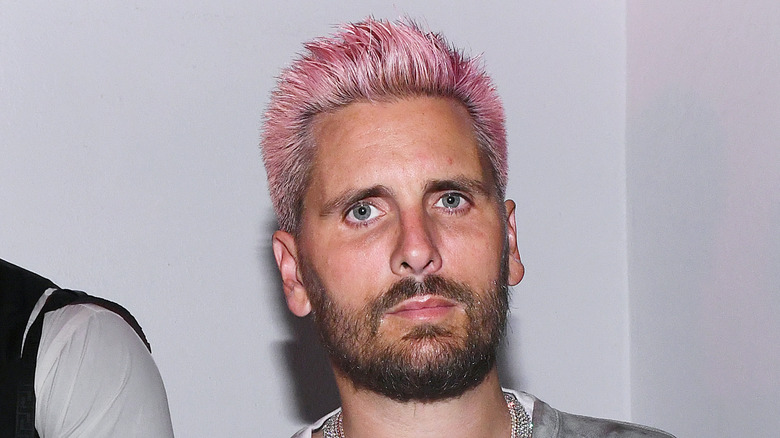 Scott Disick aux cheveux roses