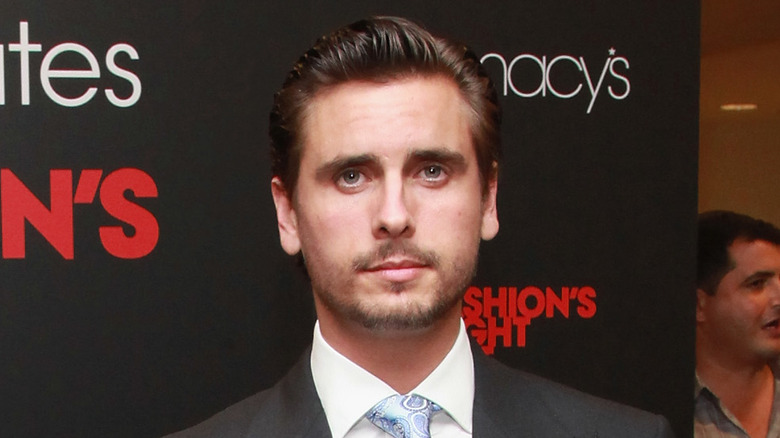 Scott Disick dans un costume sombre