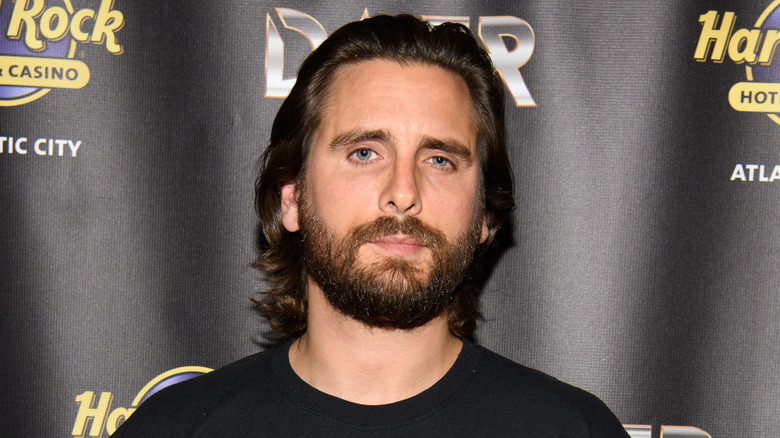 Scott Disick posant pour les caméras