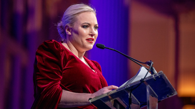 Meghan McCain s'exprimant sur un podium