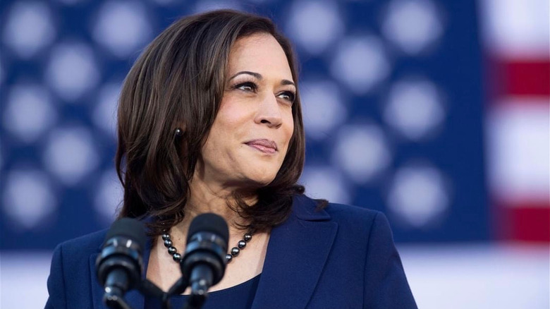 Kamala Harris regardant de côté avec un léger sourire narquois