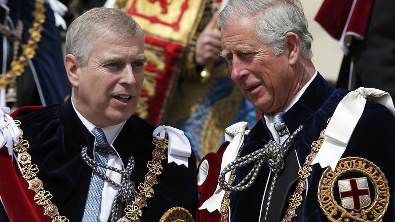 Le prince Andrew et le prince Charles discutent