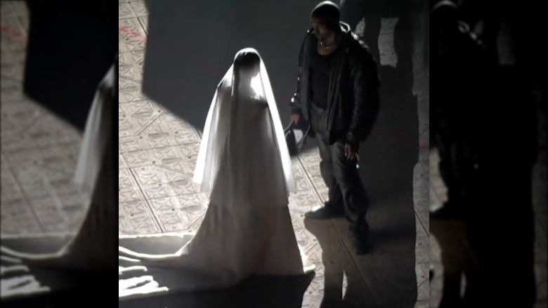 Kanye West regarde Kim Kardashian en robe de mariée