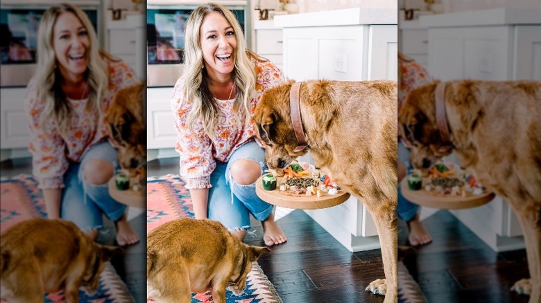 Haylie Duff posant avec son chien