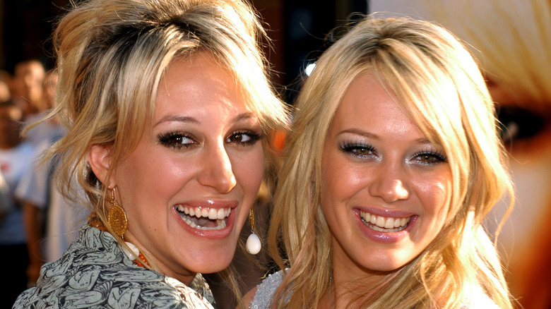 Haylie Duff et Hilary Duff sur le tapis rouge