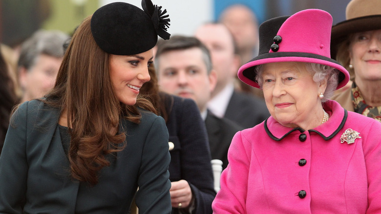 Kate Middleton s'entretient avec la reine Elizabeth lors d'un événement