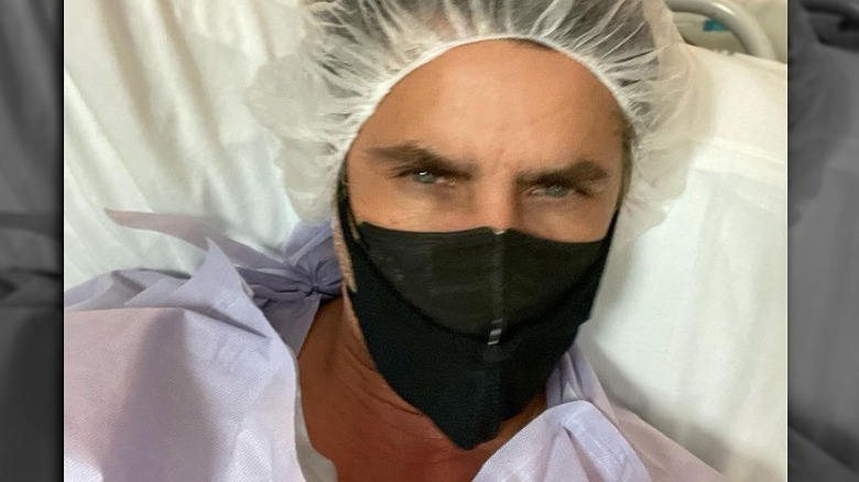 John Stamos publie un lit d'hôpital après une opération en août 2021