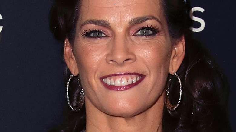 Nancy Kerrigan avec un large sourire sur le tapis rouge