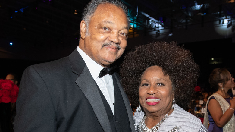 Jesse et Jacqueline Jackson sourient lors d'un événement