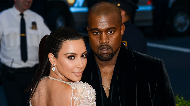 Kanye West et Kim Kardashian lors d'un événement 