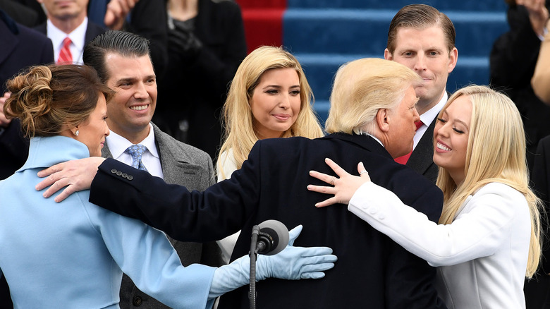 Donald Trump embrasse sa famille